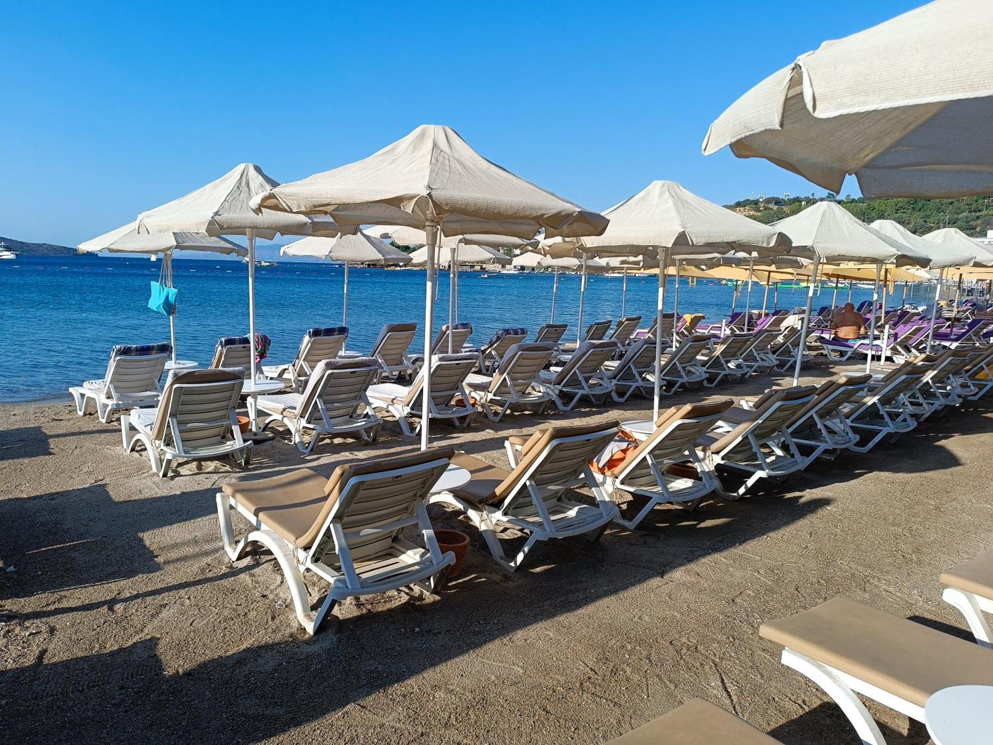 Uzhan Beach Hotel Битез Екстериор снимка