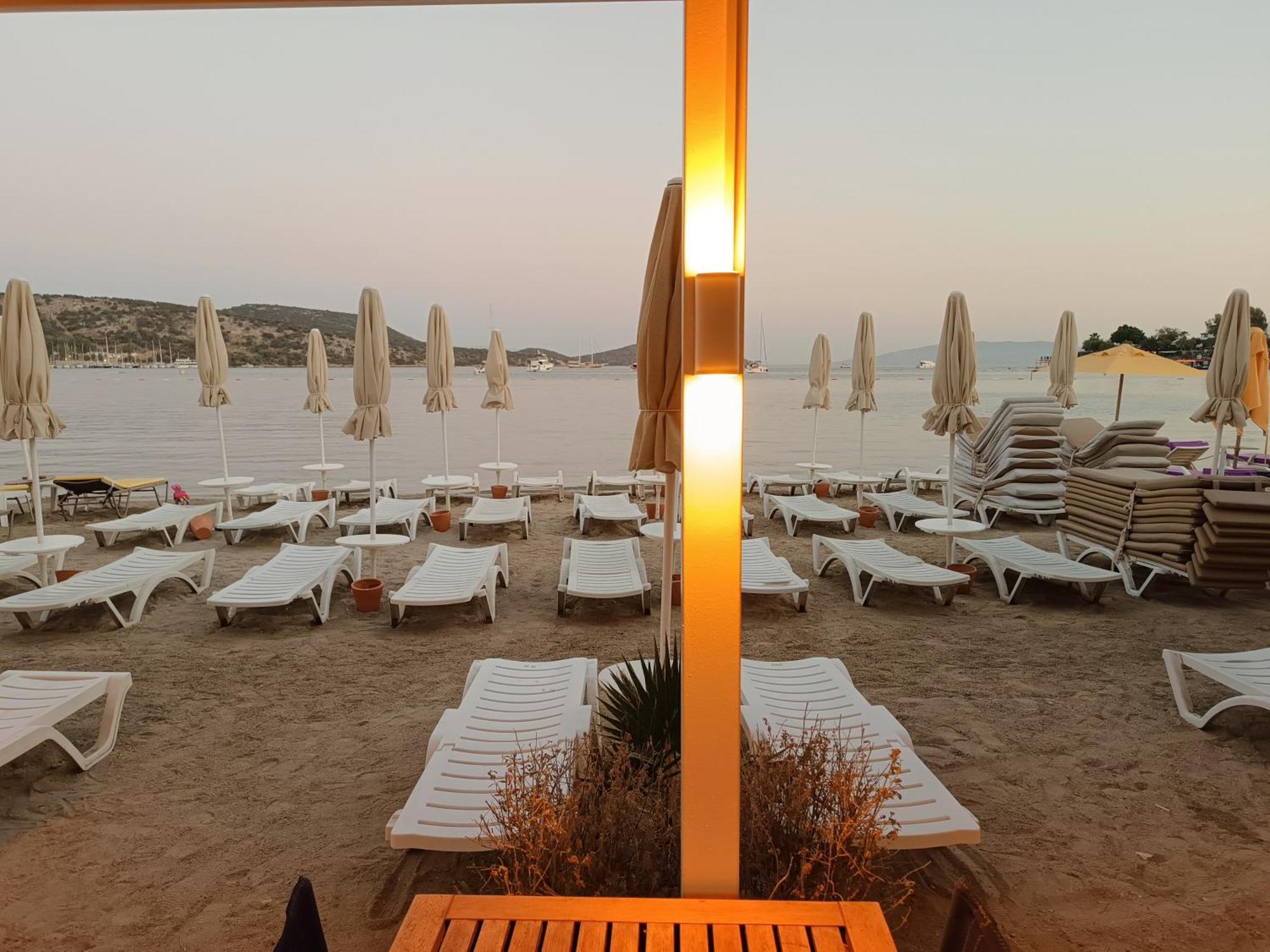 Uzhan Beach Hotel Битез Екстериор снимка