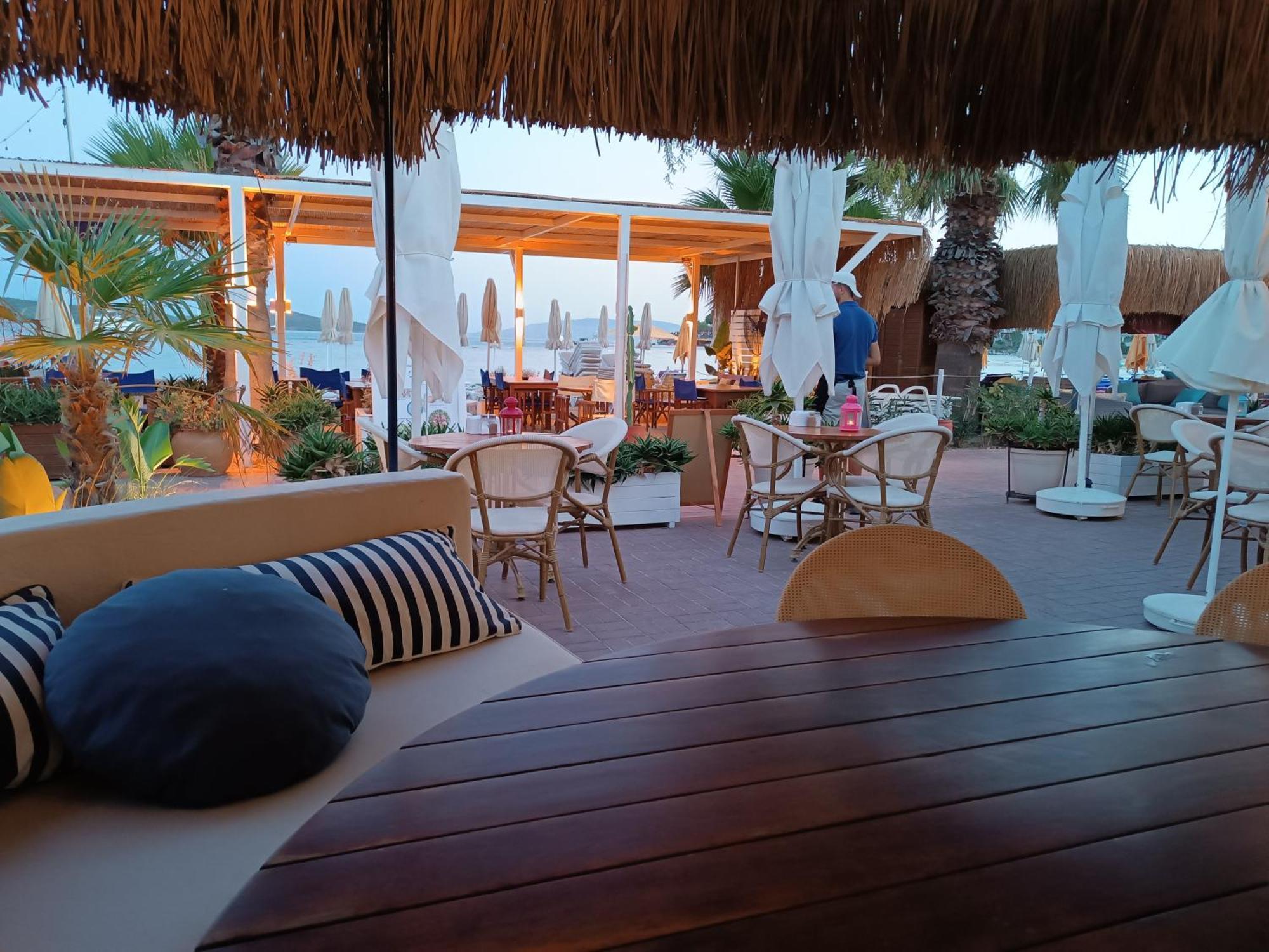 Uzhan Beach Hotel Битез Екстериор снимка