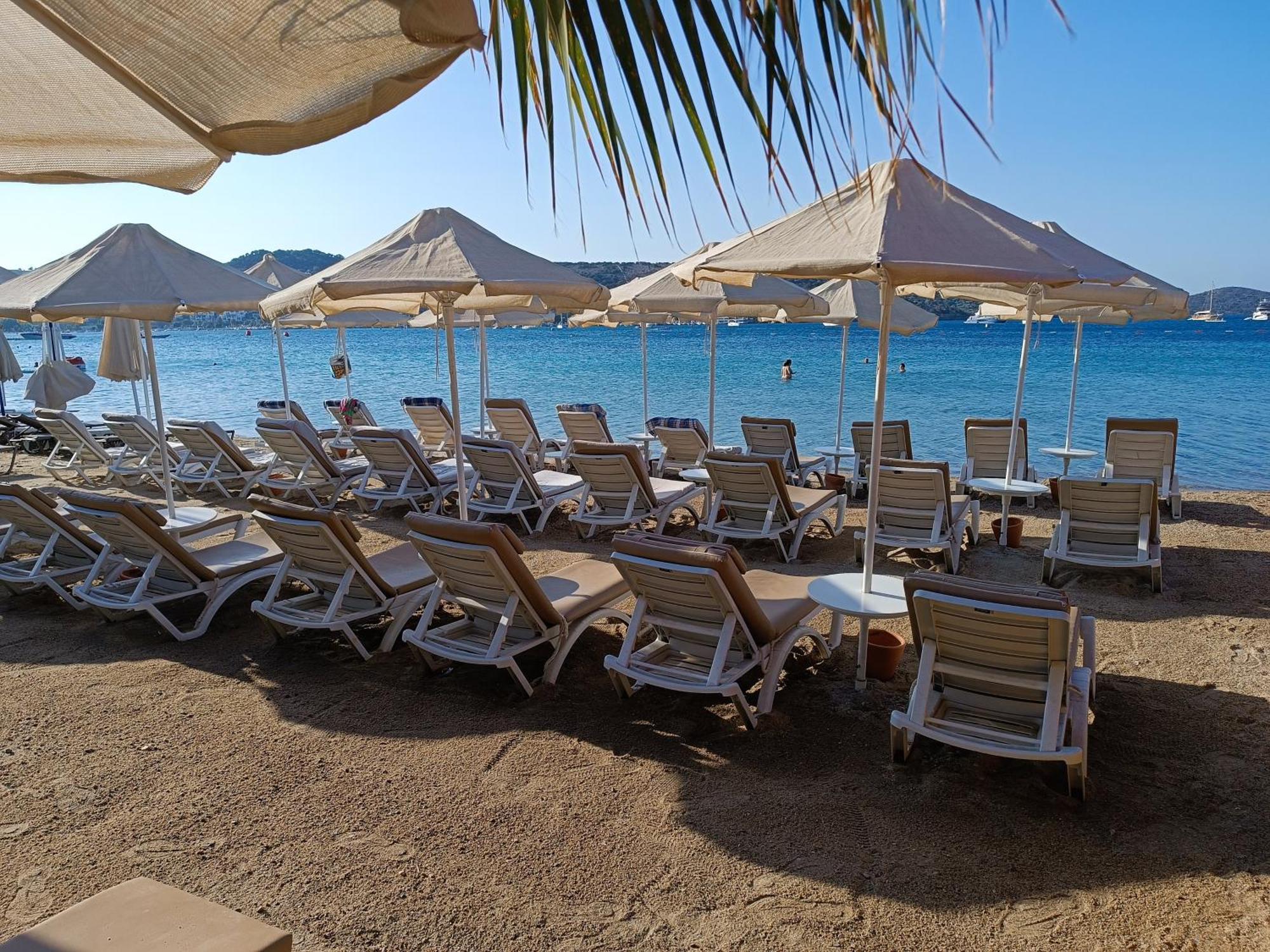Uzhan Beach Hotel Битез Екстериор снимка
